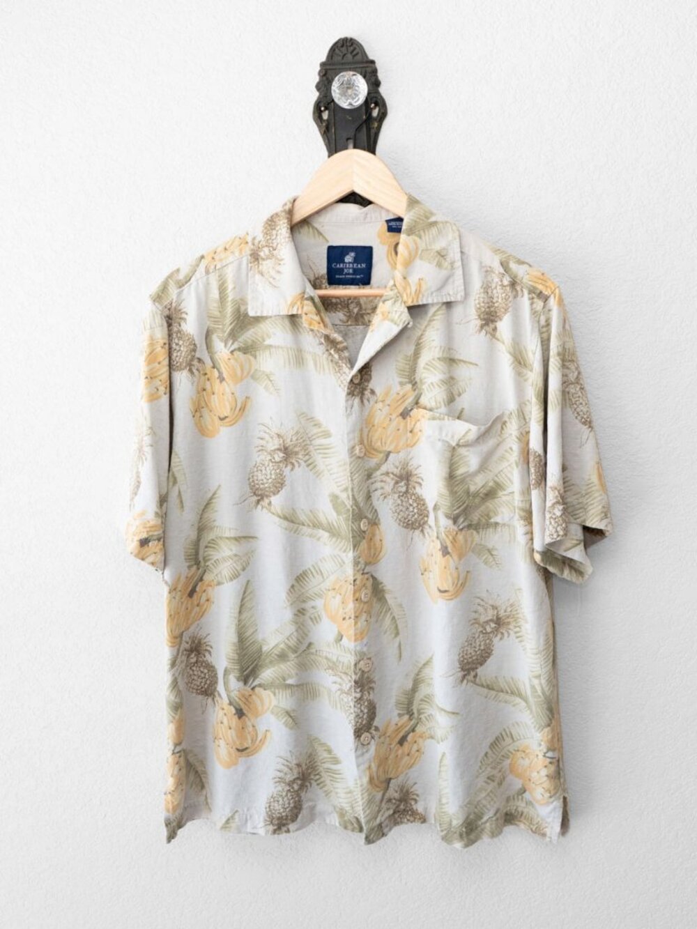Caribbean Joe Shirt Mens M 100% Silk Pineapple Tropical Hawaiian Button Up